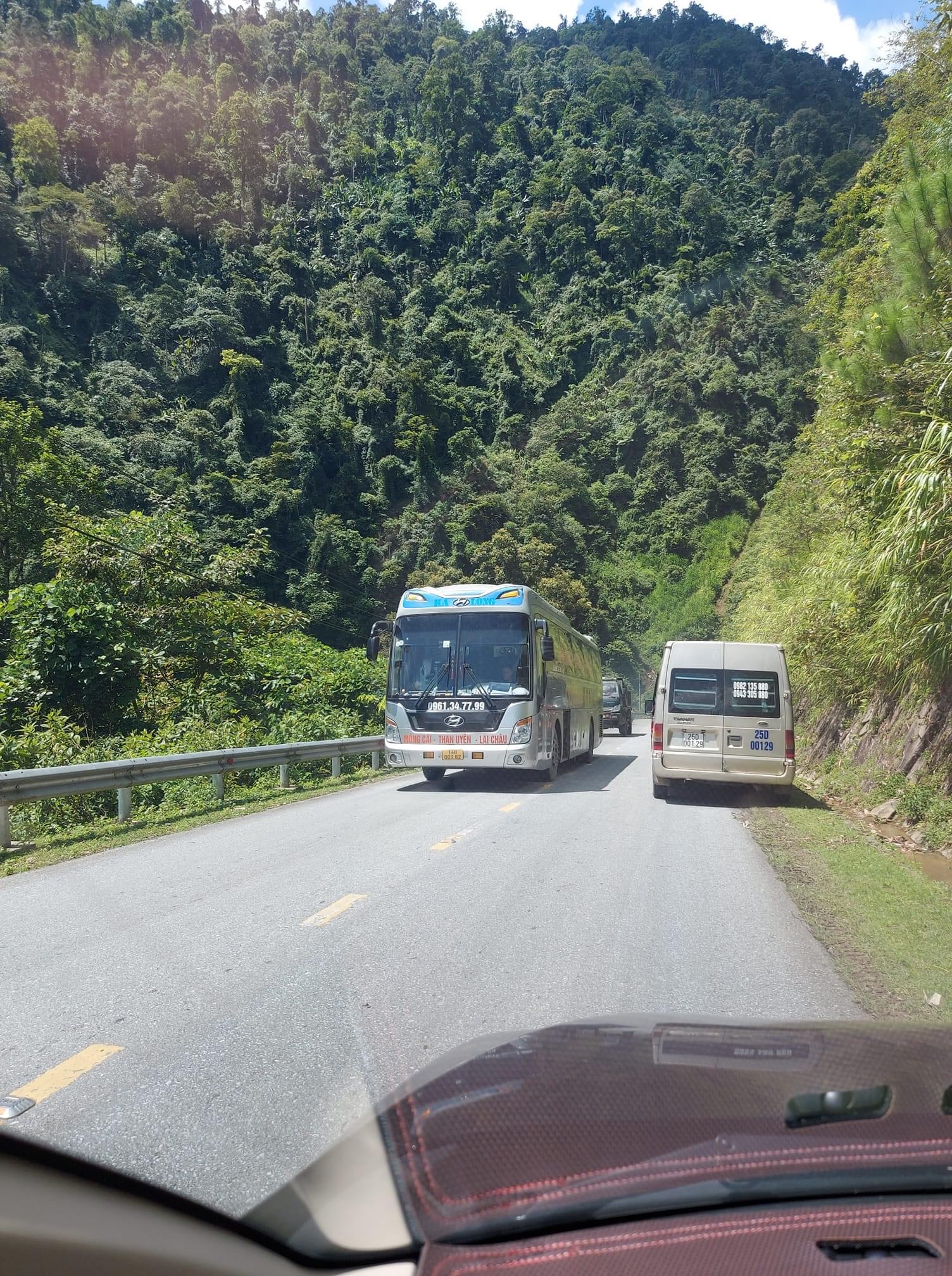 Bao cao nhanh da thong xe luc 11h00: Sang ngay 04/8/2022 (khoang 6h00 sang), phat hien sat lo taluy duong, tac toan bo mat duong, gay tac duong tai Km 265+950/Quoc lo 32. Hien nay nganh giao thong da cho nha thau xu ly, dam bao giao thong buoc 1.